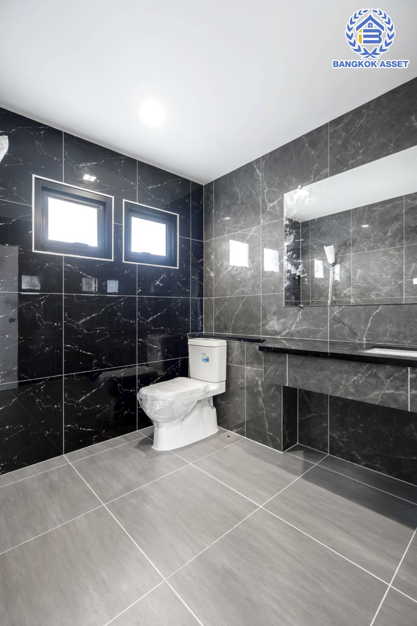 คฤหาสน์มือสองตกแต่งใหม่ โครงการ อักษรา พุทธมณฑลสาย3-บรมราชชนนี ตกแต่งหรูหรา เนื้อที่ 147 ตร.ว. พื้นที่ใช้สอยมากถึง 455 ตร.ม.!! ฟังก์ชันจัดเต็ม 4 ห้องนอนขนาดใหญ่ 5 ห้องน้ำ 1 ห้องแม่บ้าน จอดรถได้ 2 คัน พร้อมพื้นที่สนามหญ้าด้านข้างกว้างถึง 240 ตร.ม. บนทำเลเชื่อมต่อหลายเส้นทาง ใกล้เซ็นทรัลศาลายา, ม.มหิดล ทางคู่ขนานลอยฟ้าบรมราชชนนี และรายล้อมด้วยสิ่งอำนวยความสะดวกครบ!